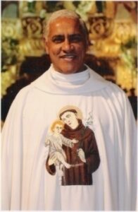 http://www.padrelucas.com.br/informaximo/paginas/imagens/Image/PADRE_LUCAS_NA_IGREJA_SANTO_ANTONIO_OURO_BRANCO(1).jpg